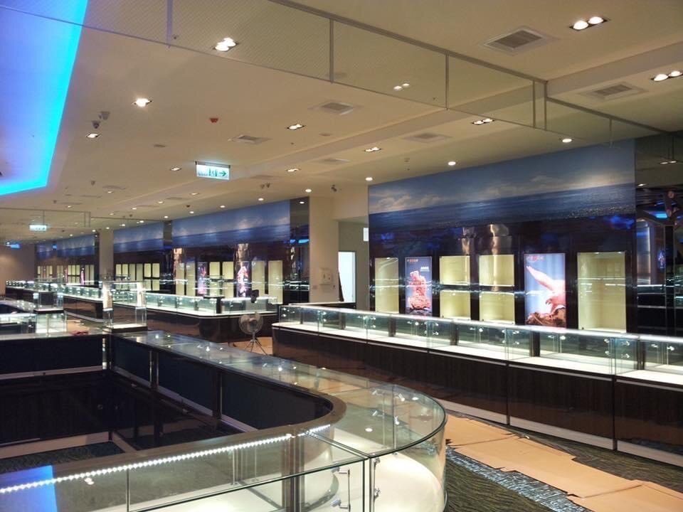 玻璃櫥窗結合客製化展示櫃 建發打造品牌形象與空間美學新標竿