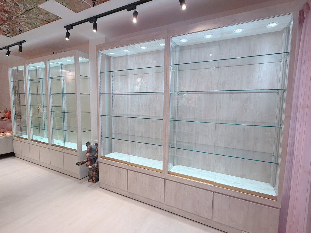 客製化展示櫃不只是收納工具 建發玻璃櫥窗行以兩代傳承打造MIT展示空間美學